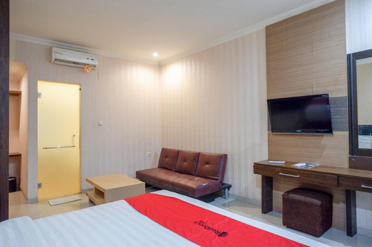 Reddoorz Plus At Grand Pacifik Hotel Makassar Exteriör bild