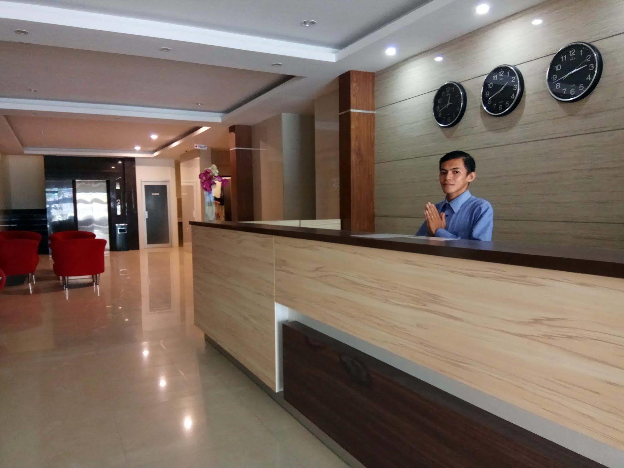 Reddoorz Plus At Grand Pacifik Hotel Makassar Exteriör bild