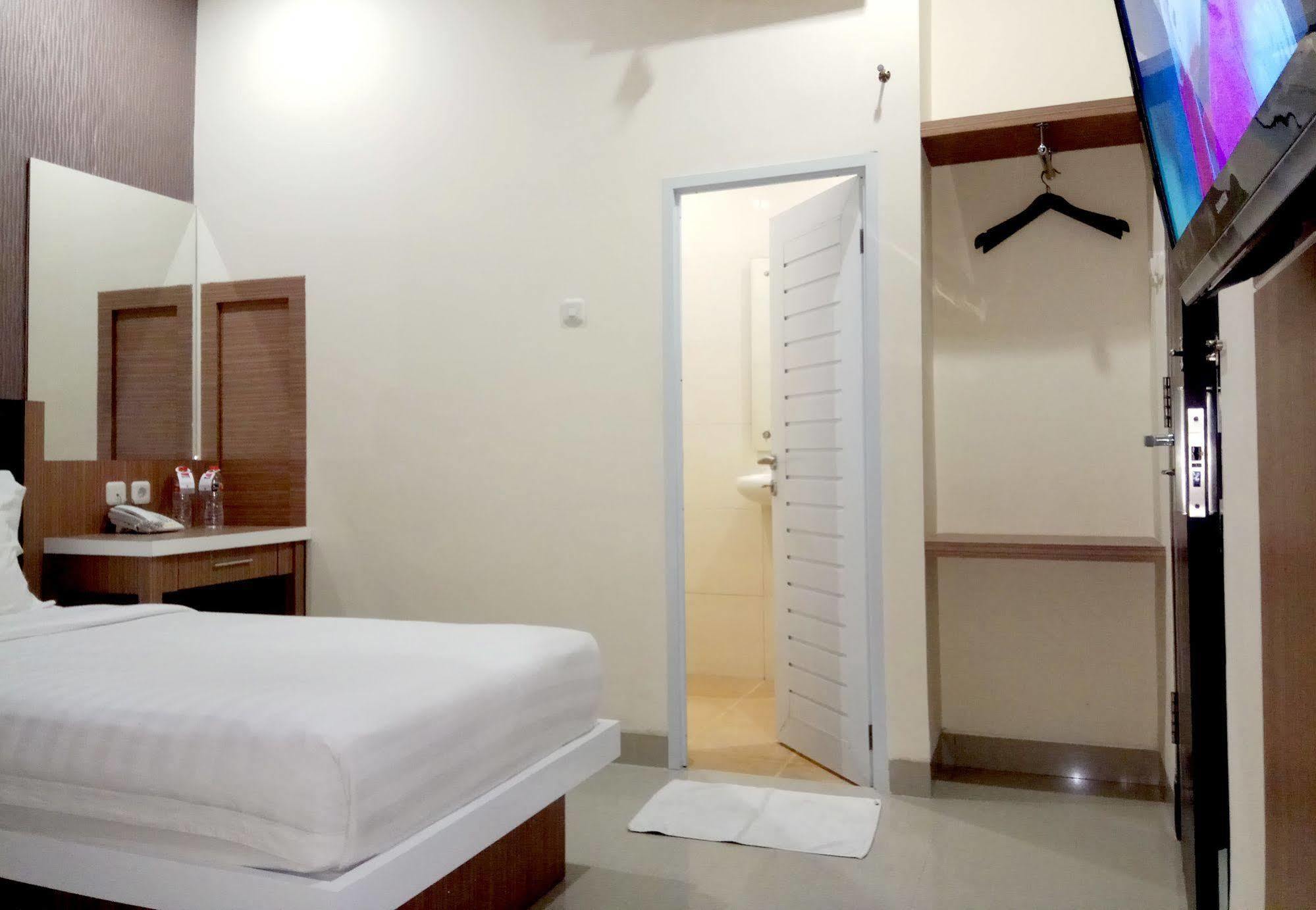 Reddoorz Plus At Grand Pacifik Hotel Makassar Exteriör bild